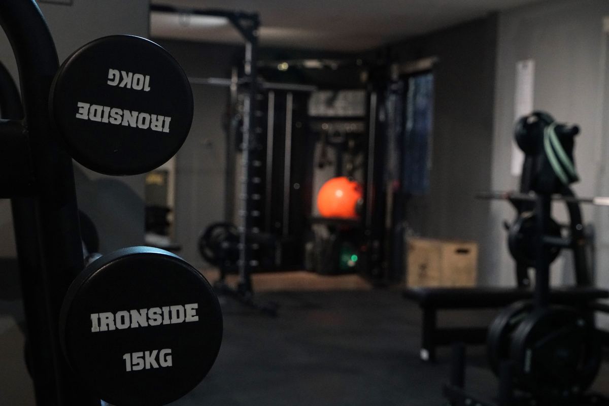 Mancuernas Ironside de 10 y 15 kilos en primer plano