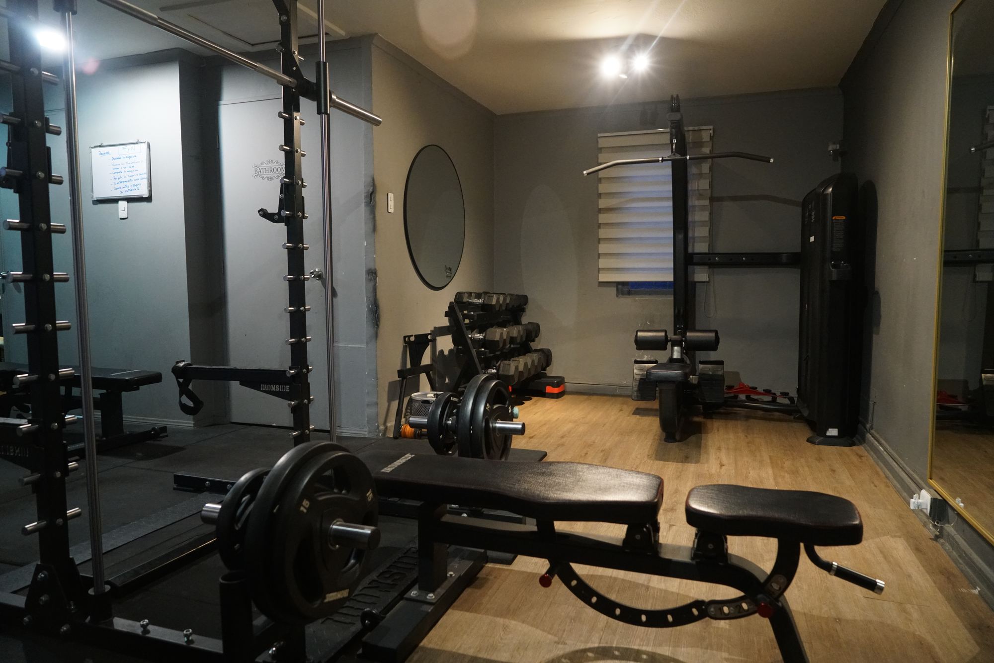 Sala principal: rack, banco, mancuernas y máquinas Ironside