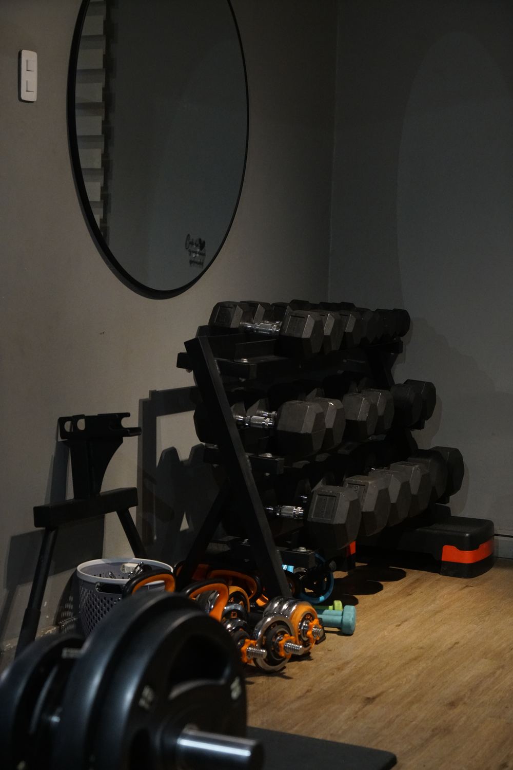Rack de mancuernas hexagonales y kettlebells