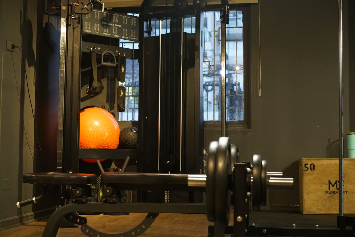 Máquina de polea con balón medicinal en la sala